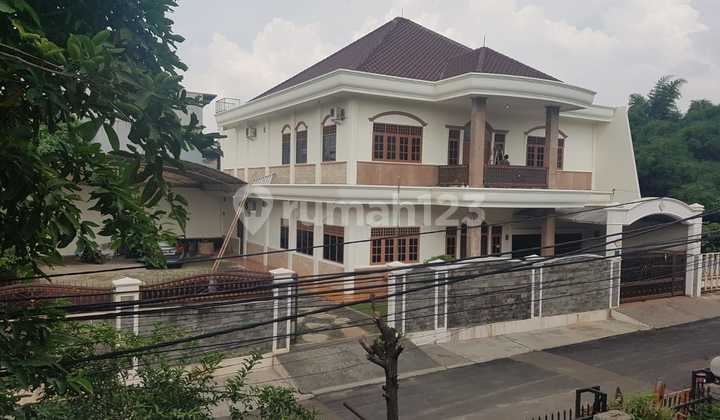 Rumah Mewah 2 Lantai Lahan Parkir Luas Bisa Untuk Kolam Renang Lingkungan Asri Dan Strategis Dekat Tol Di Taman Laguna Cibubur
