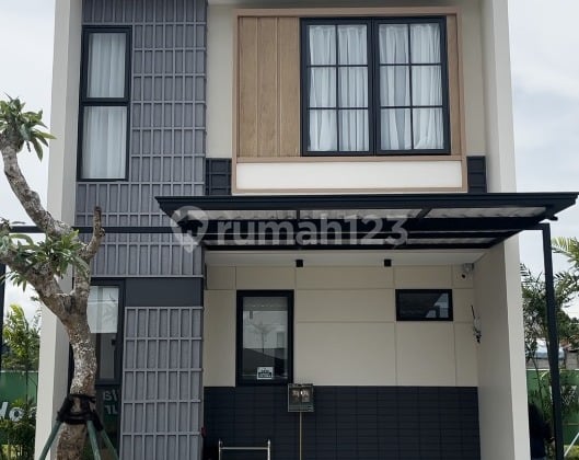 2-story house near toll access, electrical cables already underground.