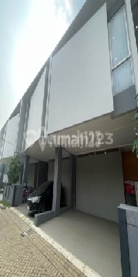 Rumah Luas Bangunan Besar Di Ciater Serpong