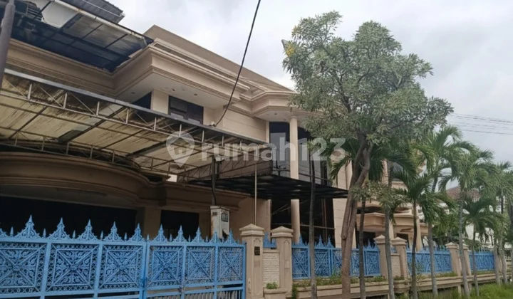 For Sale: Super Large and Super Luxurious Hook House in Kertajaya Indah