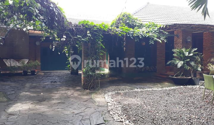 Jual Cepat! Rumah Hook 1.094M² Harga Tanah Saja - Deplu Larangan