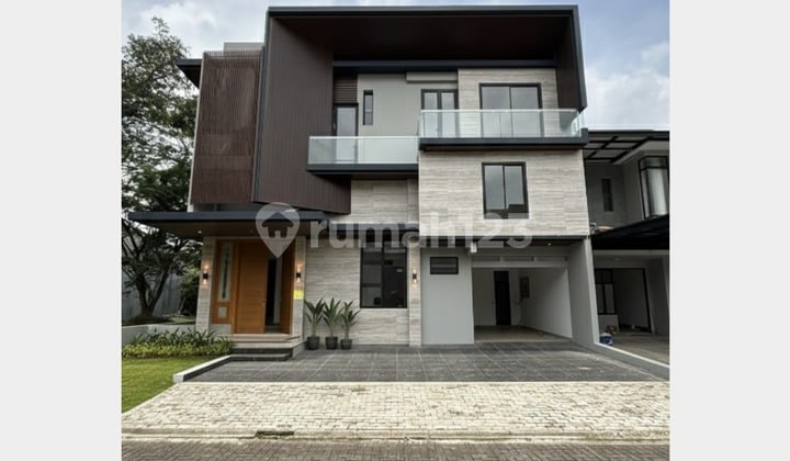 Beautiful Split Level House, Attic Room + Rooftop in Foresta BSD, South Tangerang
