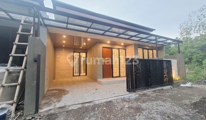 Contemporary Design Residence Near Main Access Kalasan