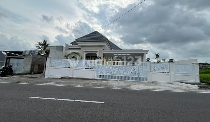 Villa Design Klasik dengan Tanah Luas di Besi Jangkang