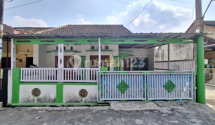 DIJUAL RUMAH SIAP HUNI 800 JUTAAN SHM 6 MENIT KE SMA DE BRITTO JOGJA DI CATURTUNGGAL DEPOK