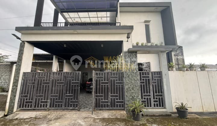 Rumah Mewah 2 Lantai Carport Luas Full Furnished Akses Strategis