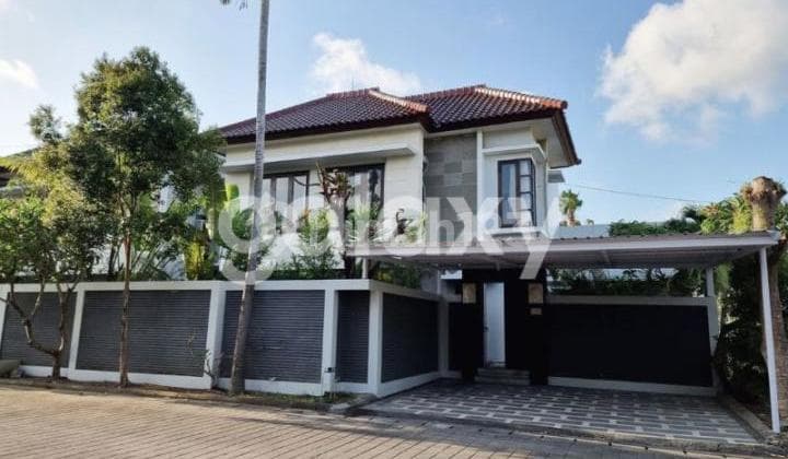 Villa Lokasi Strategis di Bale Mansion Sunset Road Kuta Badung, Bali