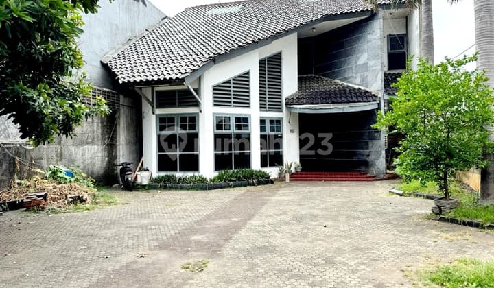 Dijual Rumah Mewah 2 Lantai Jalan Raya H Nawi Jakarta Selatan, Bergaya Klasik Bagus Terawat, Istimewa,Siap Huni, SHM, Halaman Luas, Parkir Mobil 15 Cocok Untuk Kantor, Tempat TInggal, Tempat Usaha Kuliner, Sport dan Entertainment