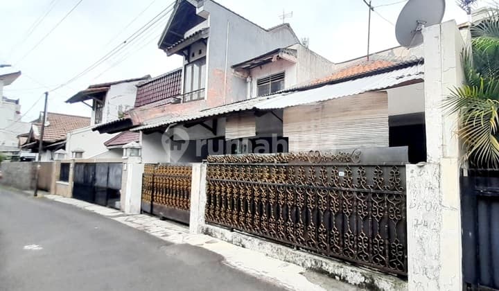 Dijual DI BAWAH HARGA PASAR, Rumah Cantik 2 Lantai di Tebet Jakarta Selatan, Bergaya Klasik, Asri, Bagus Terawat, Istimewa, Siap Huni, SHM, Mudah Akses