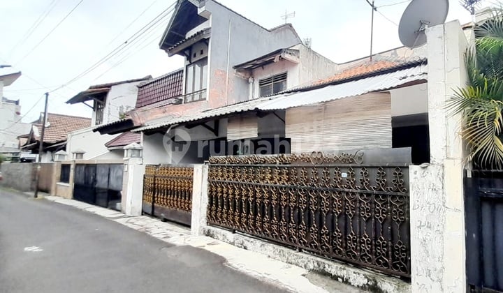 Dijual DI BAWAH HARGA PASAR, Rumah Cantik 2 Lantai di Tebet Jakarta Selatan, Bergaya Klasik, Asri, Bagus Terawat, Istimewa, Siap Huni, SHM, Mudah Akses