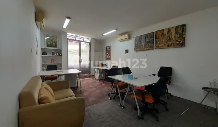 Disewakan Ruko 4 Lantai di Lokasi Strategis di Tebet Jakarta Selatan, Bergaya Classic, Bagus Terawat, Istimewa Siap Huni, SHM, Akses Banyak, Semi Furnished