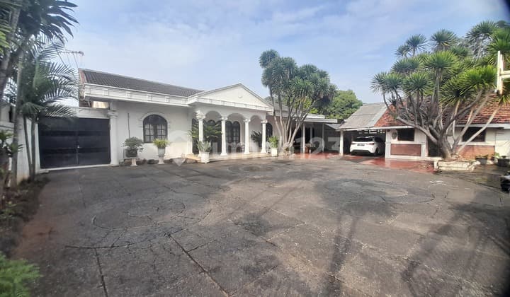 Dijual Istana Keluarga Besar! Rumah Luas Tanah 1610 m² Hadap Utara, 8 Kamar, Mewah, SHM, Carport/Parkir bisa 14 Mobil, Asri, Sejuk, Lingkungan Aman, Bebas Banjir, Banyak Akses