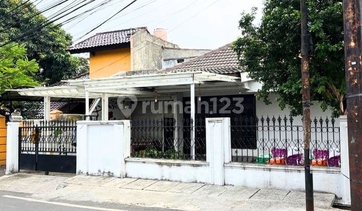 Dijual DI BAWAH HARGA PASAR Tanah Bonus Rumah Bergaya Klasik Nuansa Alam Asri, Bagus, Siap Huni, SHM, Halaman Luas, Jalan Lebar 4 Mobil, Mudah Akses di Duren Sawit Jakarta Timur