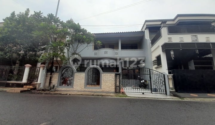 Disewa Rumah Bagus Elegan Terawat 2 Lantai di Pondok Kelapa Jakarta Timur, Bergaya Klasik, Lingkungan Sejuk, Asri, Istimewa Siap Huni, SHM, Halaman Luas, Jalan Lebar Mudah Akses, Fasilitas Kompleks Lengkap, Keamanan 24 Jam One Gate System