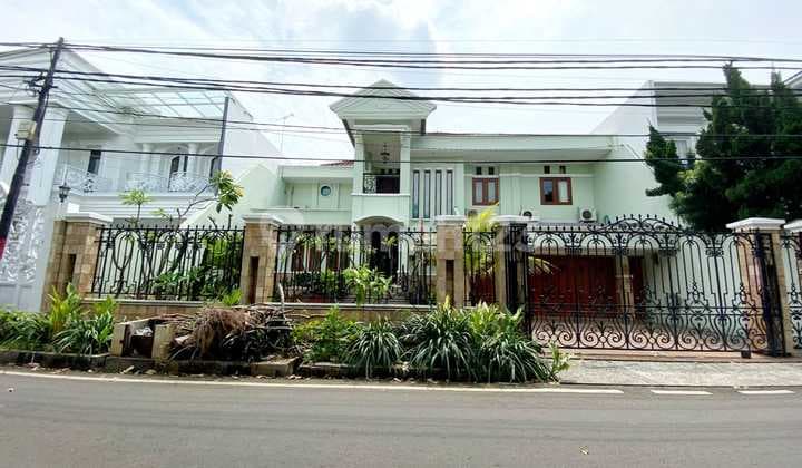 Dijual Elegan! Rumah Mewah 2 Lantai di Pondok Kelapa Jakarta Timur, Bergaya Klasik Nuansa Hijau Mint, Bagus Terawat, Istimewa Siap Huni, SHM, Halaman Luas & Garasi Tertutup, Jalan Lebar di Lingkungan Asri Mudah Akses Kaya Fasilitas