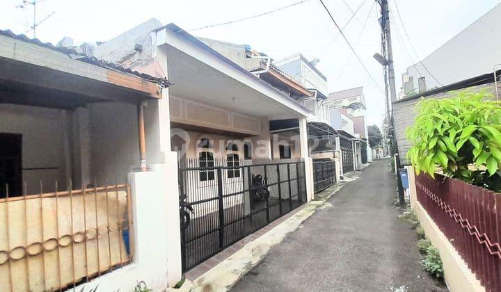 Dijual Rumah Klasik nan Cantik Terenovasi 2 Lantai di Tebet Jakarta Selatan, di Lingkungan Asri, Bagus Terawat, Istimewa, Siap Huni, SHM, Mudah Akses