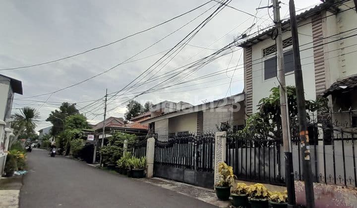 Dijual Rumah Cantik 2 Lantai di Tebet Jakarta Selatan, Bergaya Minimalis Asri, Bagus Terawat, Istimewa Siap Huni, SHM, Mudah Akses, Cocok untk dibangun Rumah Asri, Investasi Perumahan, Usaha Kontrakan Kos-kosan, Aset Investasi, dll