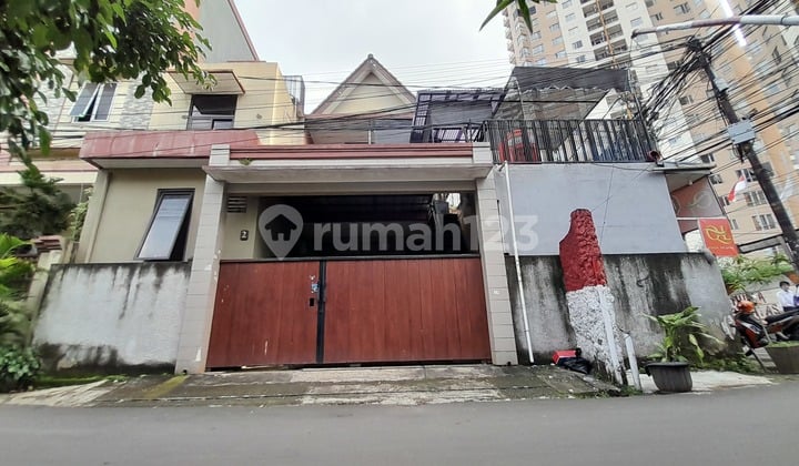 Passive Income Menanti! Rumah 250M² Selangkah ke Kuningan, Potensi Kos-Kosan Okupansi Tinggi