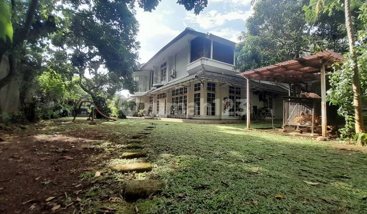 Dijual Rumah Klasik 2 Lantai di Kompleks Ligamas Pancoran Jakarta Selatan, Asri, Bagus Terawat, Istimewa Siap Huni, SHM, Mudah Akses