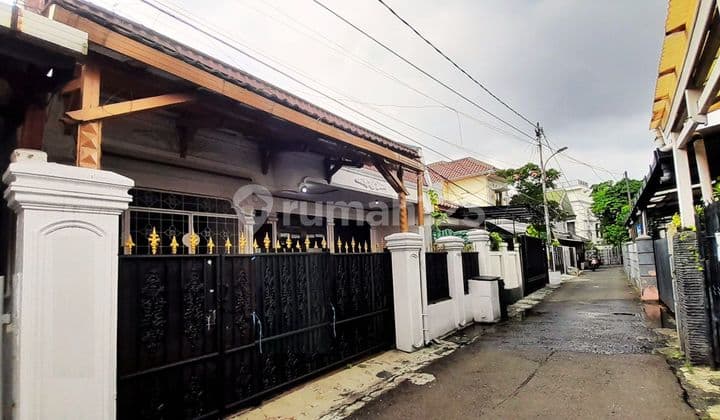 Disewa Rumah Tebet 2 Lantai di Strategis Tebet: Bebas Banjir, SHM, 1 Km ke Tol, KRL &Lrt!