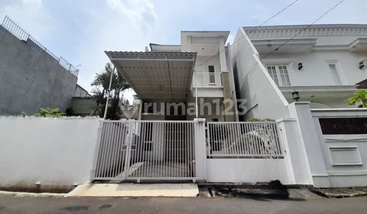 Dijual Rumah Cantik 2 Lantai di Tebet Jakarta Selatan, Bergaya Minimalis Asri, Bagus , Istimewa Siap Huni, SHM, Mudah Akses
