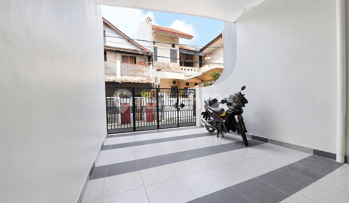 Rent House Tebet Timur - Flood-Free, Near SMAN 8 & Train Station - Ready to Move In!