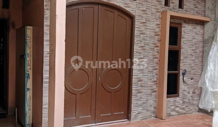 Dijual Rumah Kost dengan Kios Terletak Dipinggir Jalan Ramai, 2 Arah, Straregis