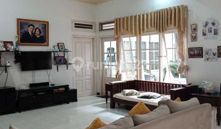 Best Buy Mampang! Rumah Strategis 300M ke Gatot Subroto - Lahan Luas & Ada Taman Tengah