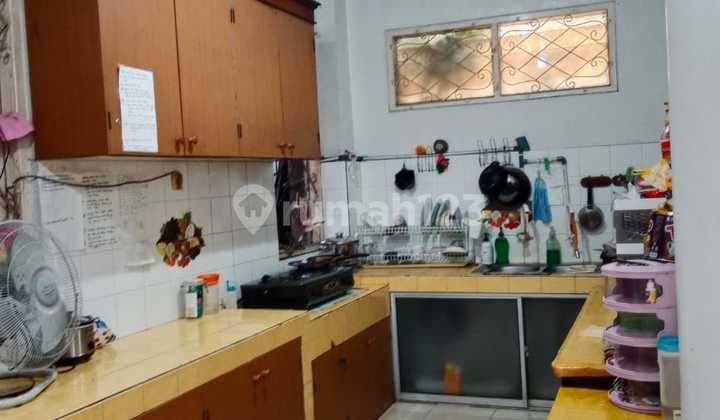 Best Buy Mampang! Rumah Strategis 300M ke Gatot Subroto - Lahan Luas & Ada Taman Tengah