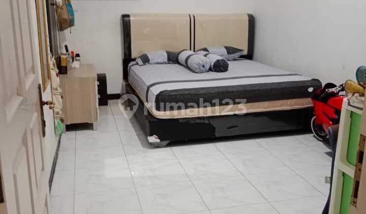 Best Buy Mampang! Rumah Strategis 300M ke Gatot Subroto - Lahan Luas & Ada Taman Tengah