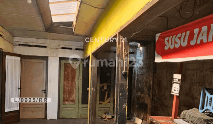 House Can Be Used for Business in Front of Ciparay Square, Bandung