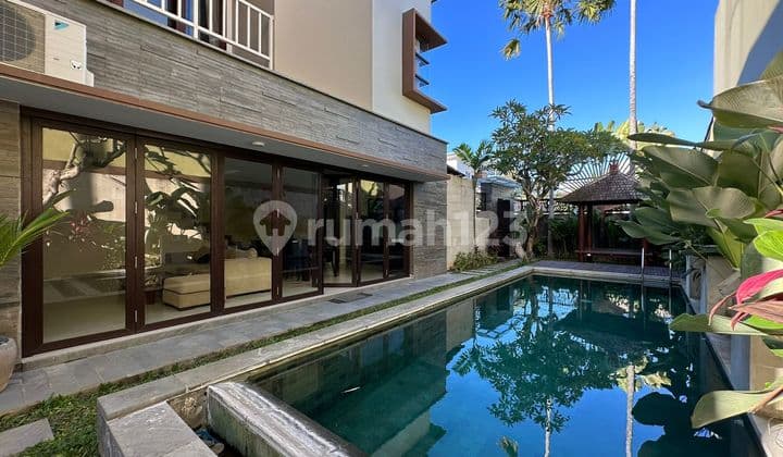 Siap Huni, Villa, Dekat Pusat Perbelanjaan, tersedia Kolam Renang Pribadi