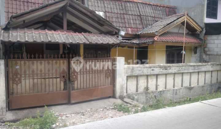 For quick sale, fixer-upper house in Customs Complex, Tarumanegara Street, Sukapura, North Jakarta.