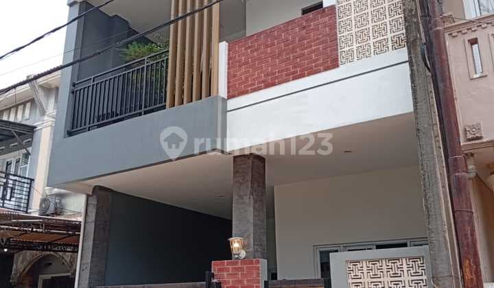 Di Jual Rumah Semi Furnished di Taman Harapan Baru, Bekasi