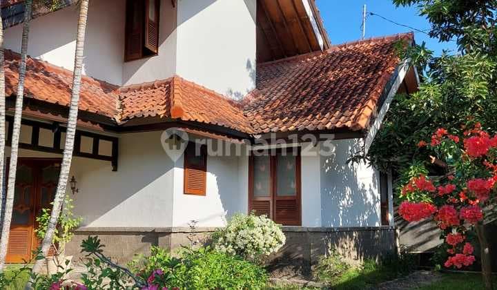 Rumah dengan Halama Luas di Pusat Kotadenpasar