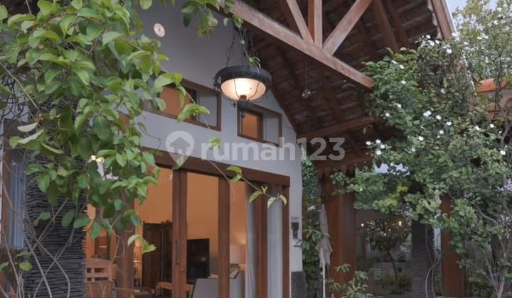 Bali Style Sanctuary House in Downtown Surabaya, Rumah Mewah, Tenang dan Nyaman dengan Paviliun dan Kolam, Lokasi Strategis Tengah Kota, Daerah Raya Darmo