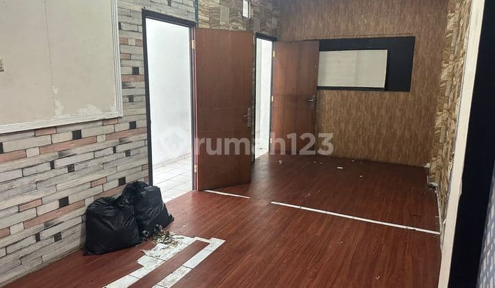 Disewakan Ruko 3,5Lantai Siap Pakai dengan Lokasi Strategis , Cocok untuk Usaha, Kantor,Tempat Bisnis, di Duren Sawit. Jakarta Timur