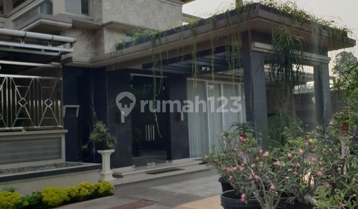 Rumah Konsep Villa Full Furnish Termasuk Kolam Koi di Bukit Golf Cibubur