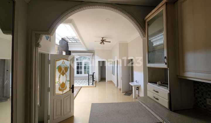 Rumah Menteng Siap Huni Lokasi Strategis