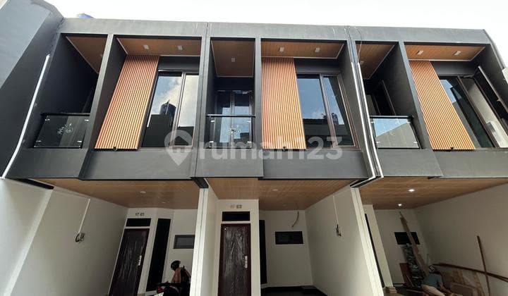 Rumah 2 Carport Pinggir Jalan di Cempaka Putih Tengah