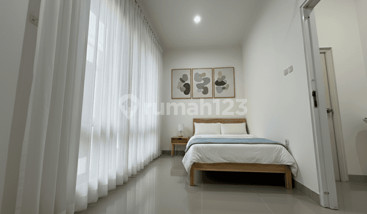 Two-Story House by the Economical Road in Karanganyar