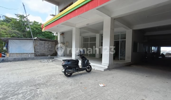 Premium Single-Story Commercial Space, Area 8.5x25, Strategic Location Near Batu Bolong Beach, Tourist Area