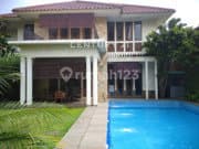 Disewakan Rumah Mewah dengan Swimming Pool di Kemang