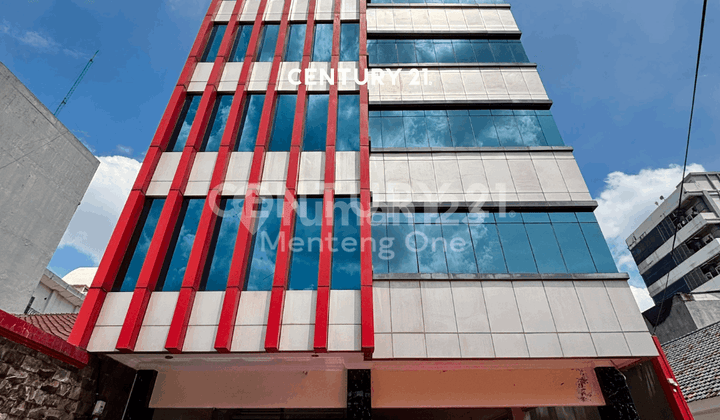 Gedung 5 Lantai di Kawasan Komersial Menteng