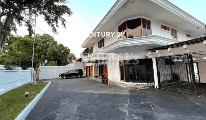 Rumah Mewah 2 Lantai dengan Halaman Luas di Kemang