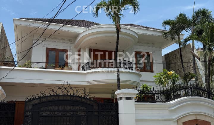 Beautiful House with a Lush Garden in Menteng