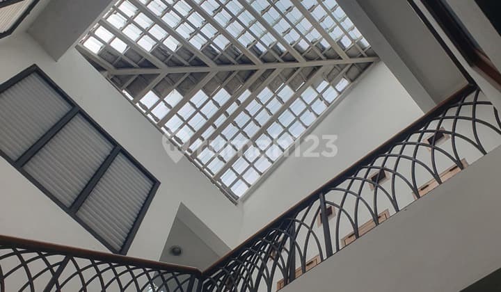 Rumah untuk Huni atau Silent Office di Kawasan Tenang Menteng