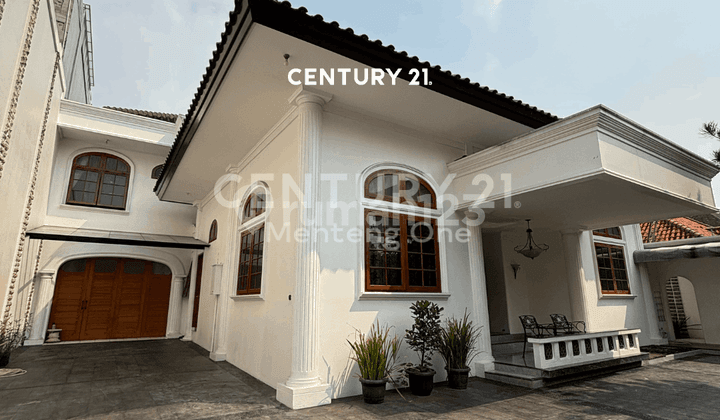 Rumah Mewah dengan Kolam Renang di Menteng