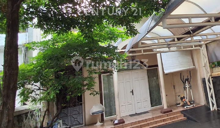 Rumah Mungil Ditengah Menteng. Premium Area And Cozy.