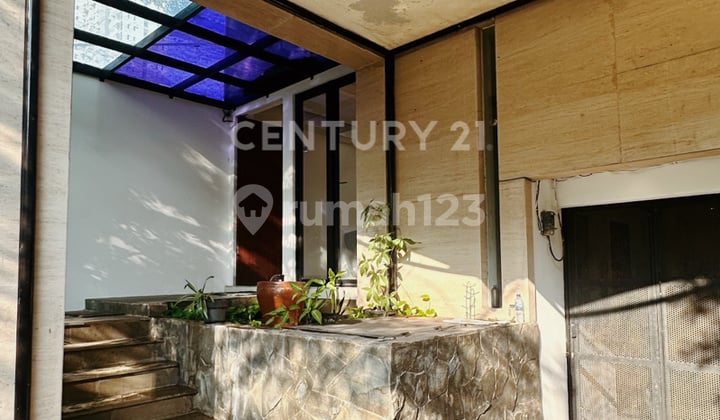 Comfortable & Spacious Residence with Rooftop in Menteng